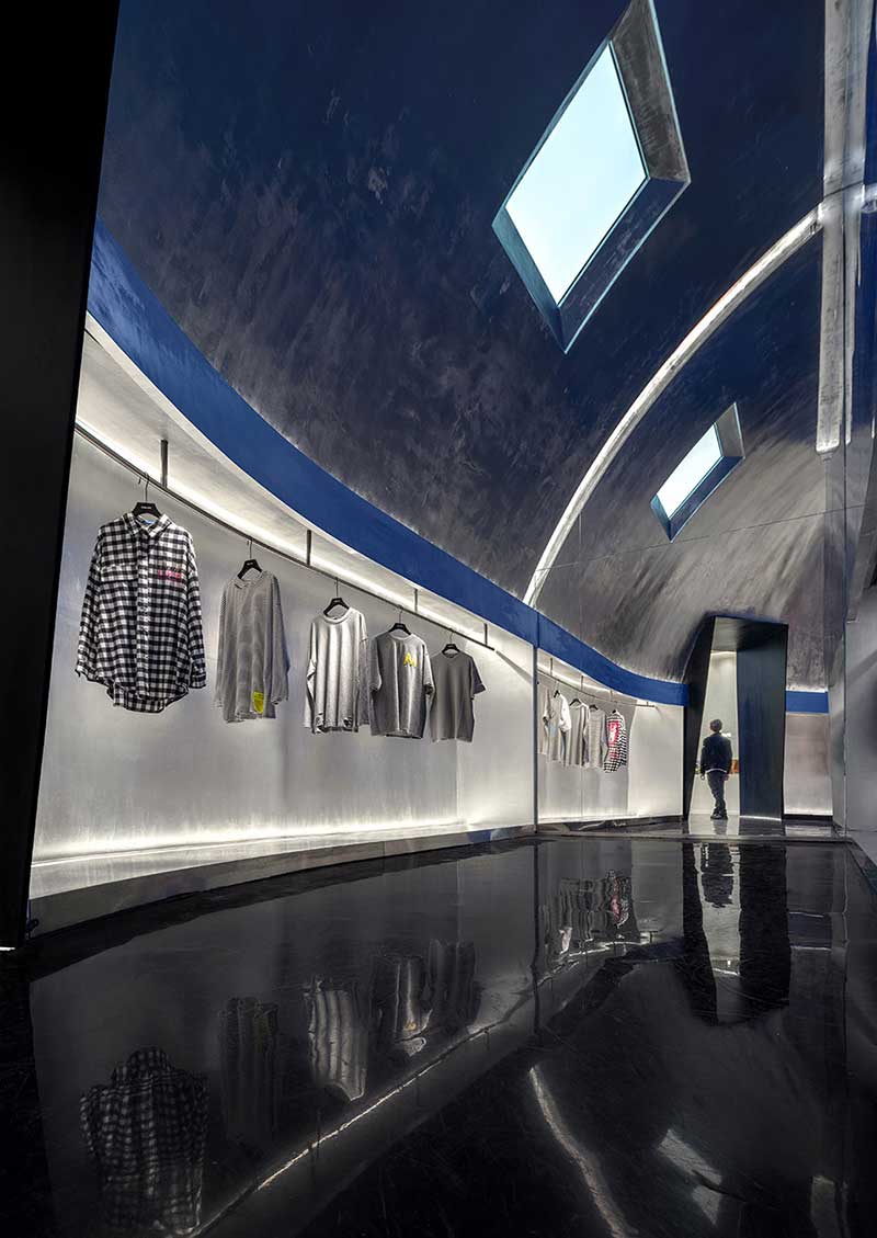 深圳鹽田服裝店弧形服裝展示設計展示區(qū)