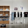 Saso牛仔服裝店鋪裝修設(shè)計 墻邊展架