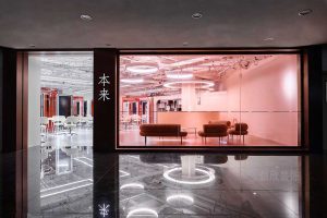 紅色玻璃透光設(shè)計大理石過道本來發(fā)型工作是現(xiàn)代裝修門店