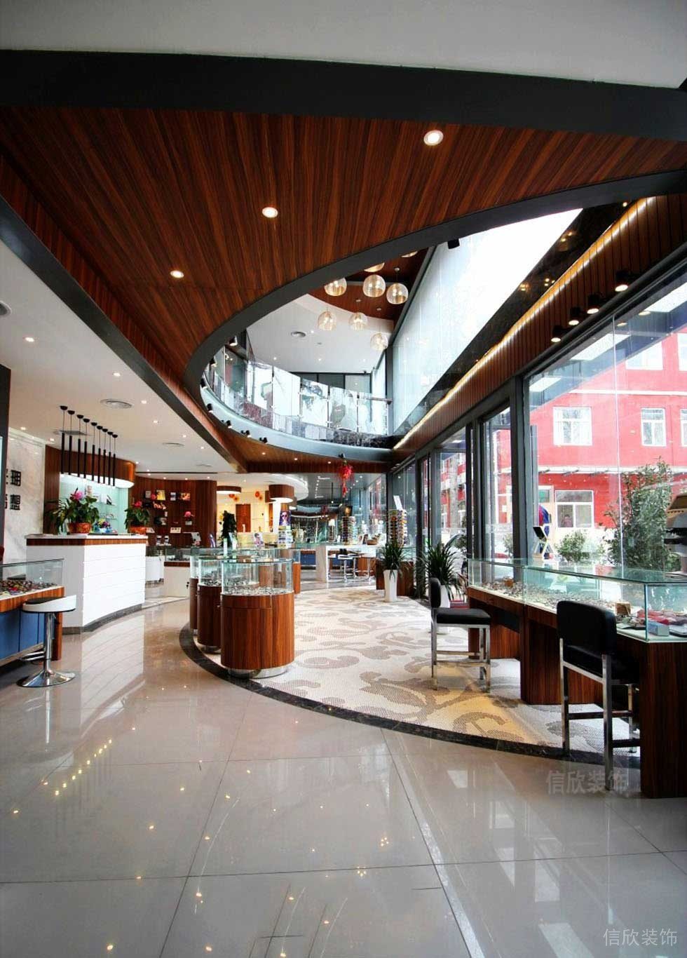 復(fù)式現(xiàn)代店鋪玻璃展廳裝修效果圖眼鏡店現(xiàn)代創(chuàng)意木質(zhì)設(shè)計天花弧形線條