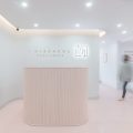 粉色條紋瓦楞板前臺區(qū)裝修辦公室燈飾設計圖
