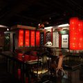中式餐廳裝修紅色燈籠暗色調(diào)木質(zhì)設(shè)計(jì)餐桌效果圖
