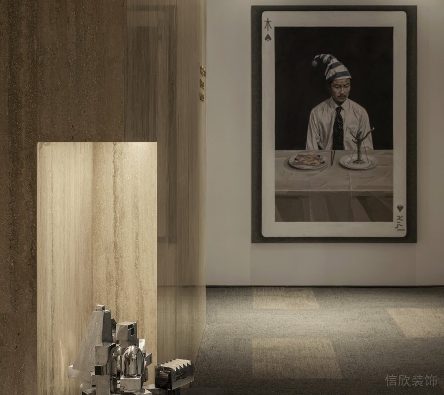 白色墻面，黑色邊框掛畫(huà)