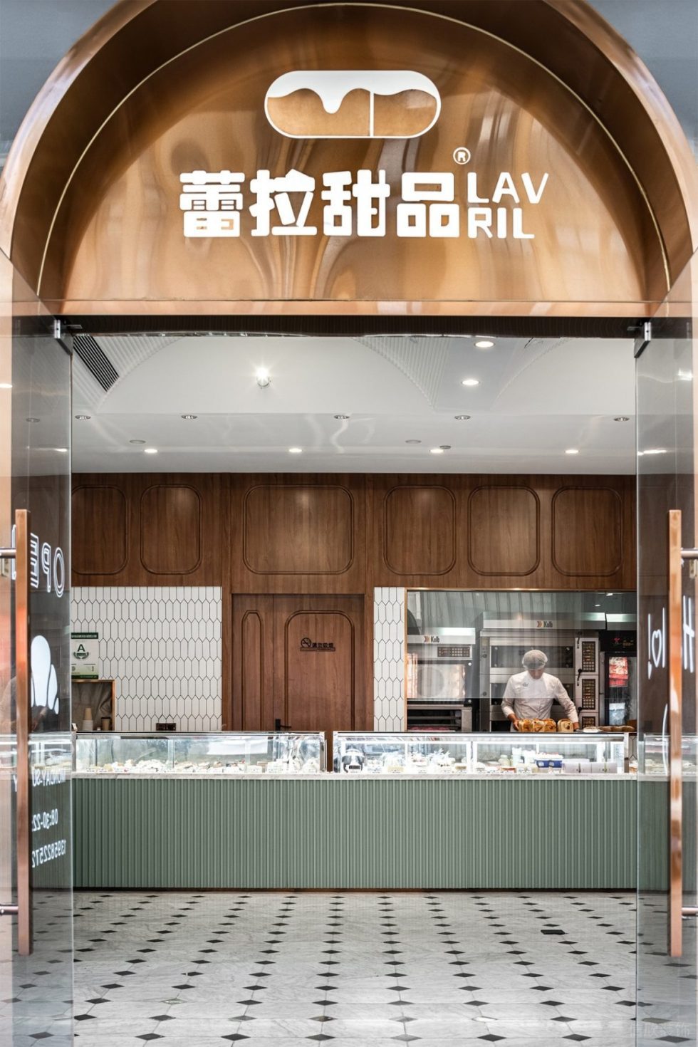 深圳市寶安區(qū)石巖原木風(fēng)甜品店裝修設(shè)計(jì) 蕾拉甜品弧形金屬玻璃門
