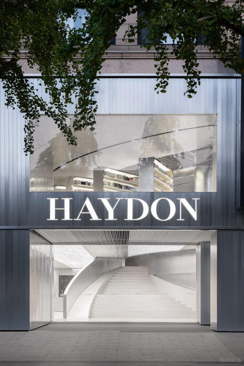 深圳市福田區(qū)景田haydon詩意科幻美妝旗艦店裝修設計-銀色金屬拉絲門頭