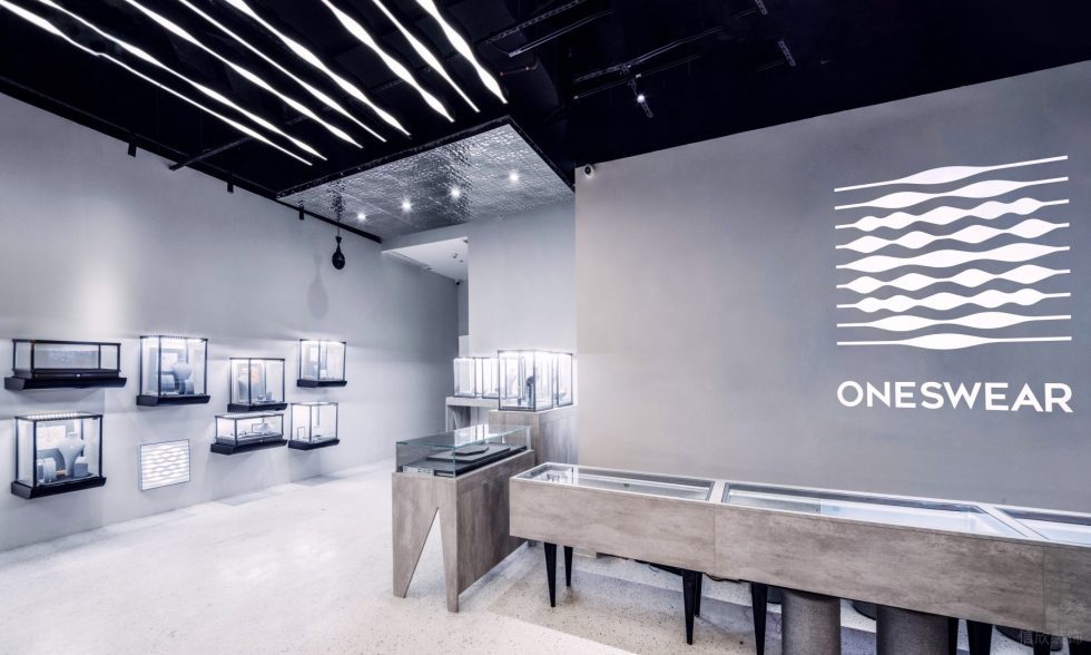 深圳市羅湖區(qū)蓮塘現(xiàn)代風(fēng)梵誓珠寶旗艦店裝修設(shè)計-淺咖色實(shí)木接待臺
