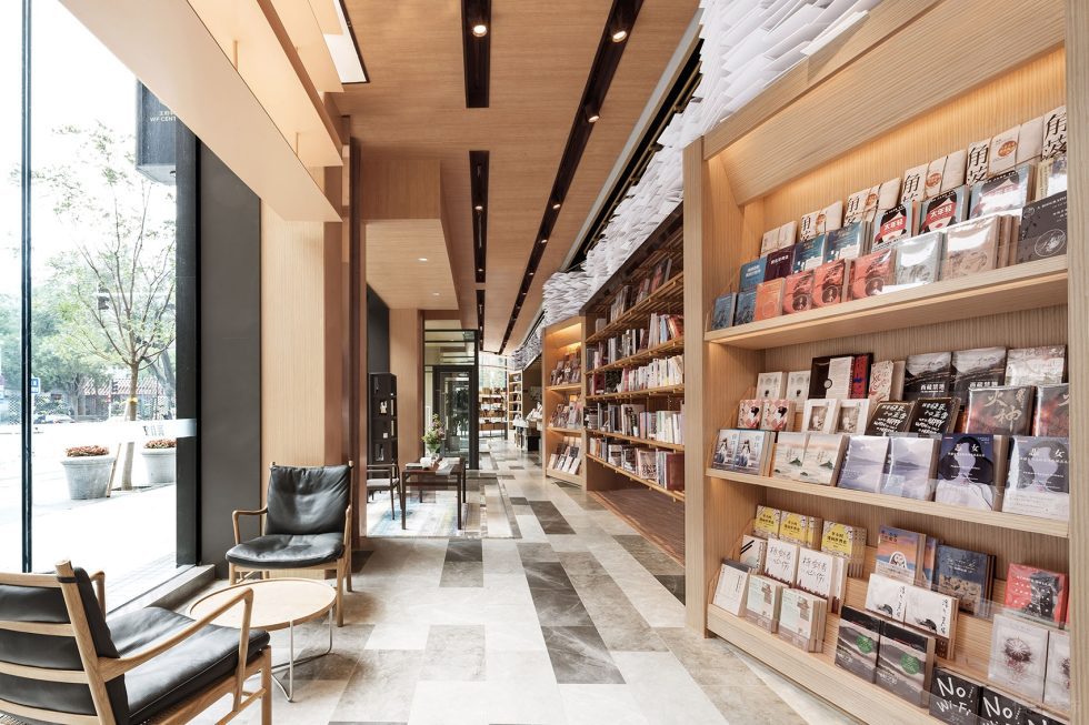 深圳市羅湖區(qū)銀湖現(xiàn)代風(fēng)原木風(fēng)木藝書店裝修設(shè)計(jì) 落地窗閱讀區(qū)
