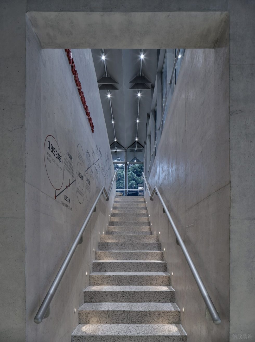 深圳市南山區(qū)南油中石化加油站實景效果圖-灰色水泥樓梯