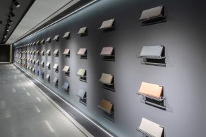 現(xiàn)代簡(jiǎn)約風(fēng)瓷磚陳列展廳裝修設(shè)計(jì)案例 純色瓷磚展示墻