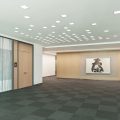 淡色現(xiàn)代風(fēng)辦公室裝修設(shè)計(jì)淺色調(diào)過廊效果圖